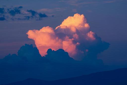 夕焼けの積乱雲 夕焼けの積乱雲の写真