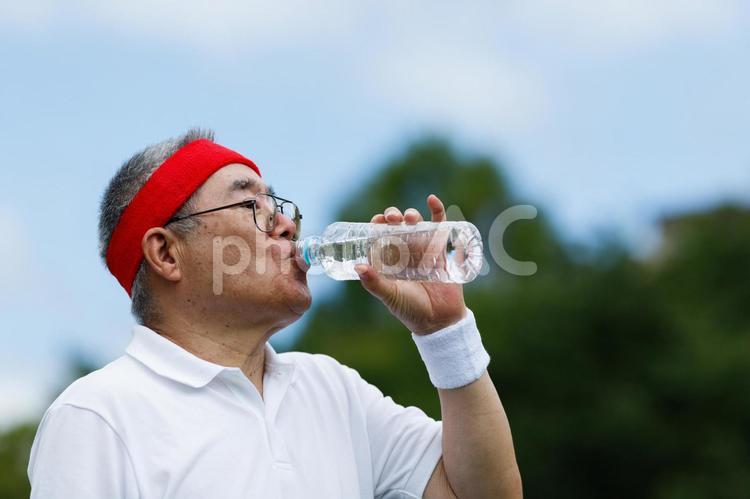 ミネラルウォーターを飲むシニア男性 男性,シニア,水分補給の写真素材