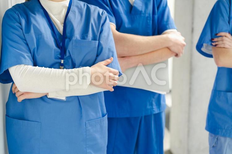 腕を組む医療従事者 腕を組む,手元,人物の写真素材