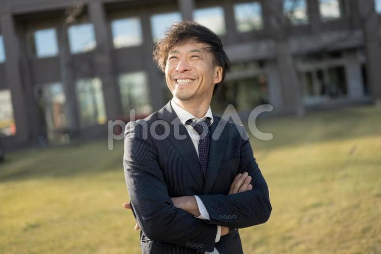腕組みして笑顔のビジネスマン ビジネス,仕事,男性の写真素材