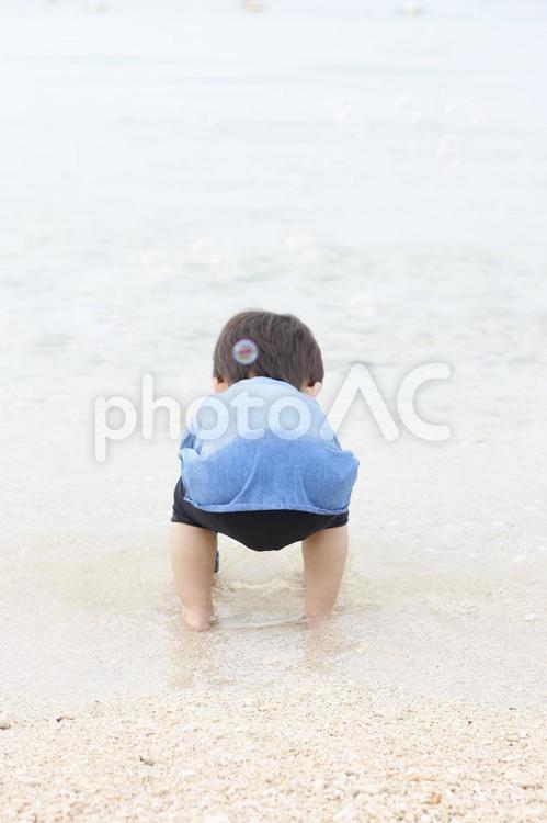 沖縄の海で遊ぶ男の子 休み,水遊び,夏の写真素材