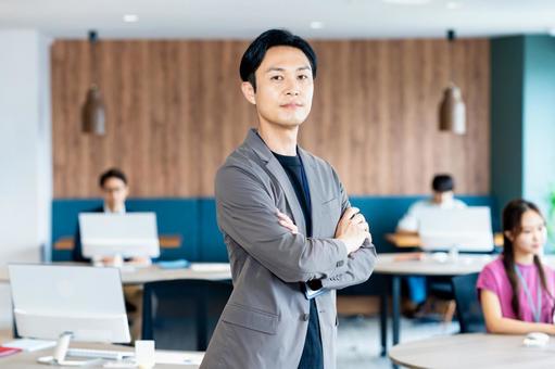 オフィスで働くビジネスパーソン オフィスで働くビジネスパーソン 男性,ビジネスマン,プログラマーの写真素材