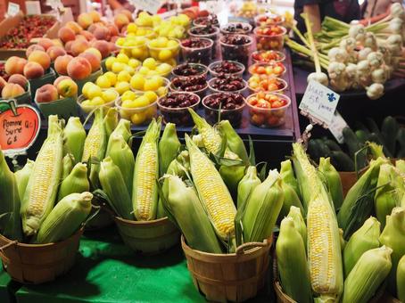 市場で販売されるカラフルな野菜と果物 市場で販売されるカラフルな野菜と果物の写真