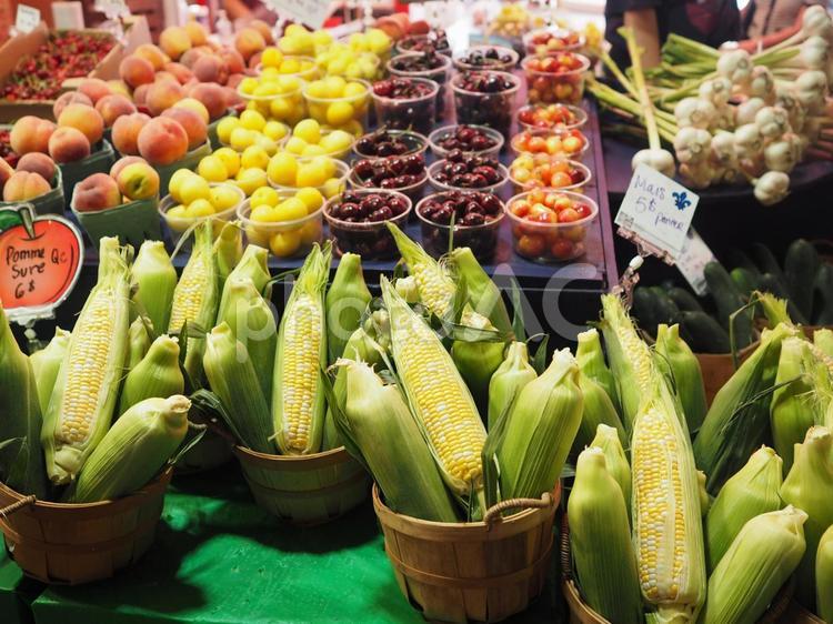 市場で販売されるカラフルな野菜と果物 トウモロコシ,チェリー,サクランボの写真素材