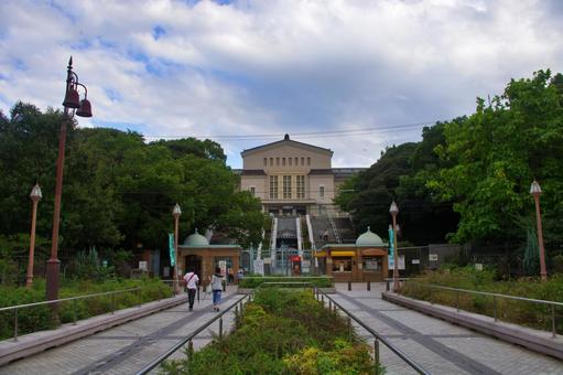 In the connecting passage in front of the Osaka Municipal Museum of Fine Arts, JPG In the connecting passage in front of the Osaka Municipal Museum of Fine Arts, JPG
