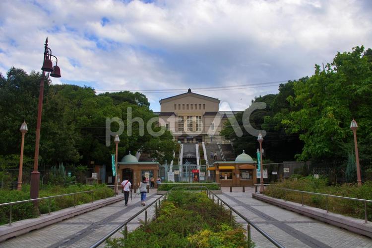 大阪市立美術館前の連絡通路にて 連絡路,通路,大阪市立美術館の写真素材