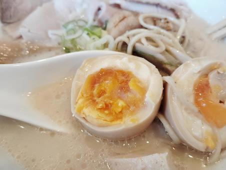 イタリアンラーメンと味玉の写真