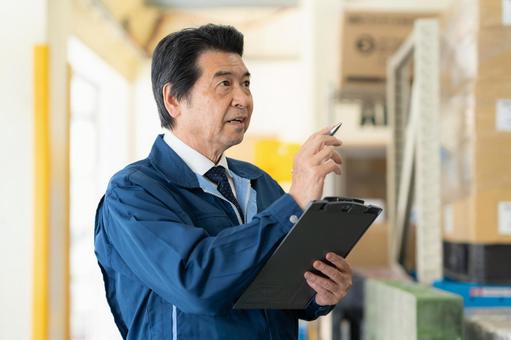 倉庫で働くシニアの男性作業員 倉庫で働くシニアの男性作業員 倉庫,工場,配達の写真素材
