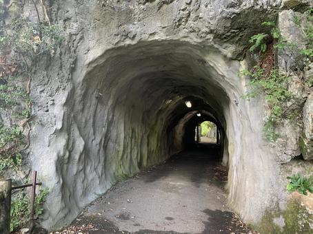 帝釈峡 石灰トンネル 帝釈峡 石灰トンネル トンネル,冒険,探検の写真素材