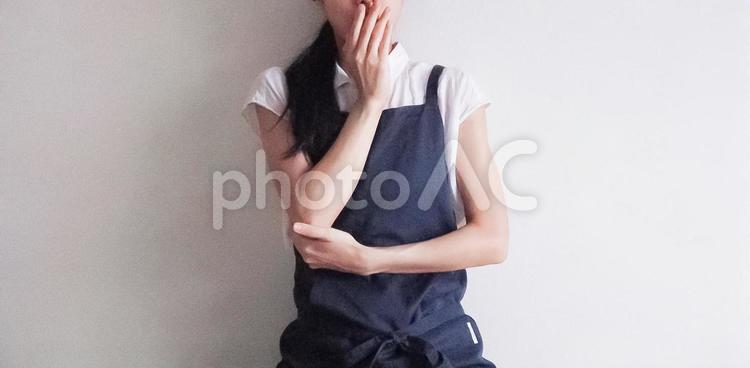 驚く女性(横長) 女性,驚く,びっくりの写真素材