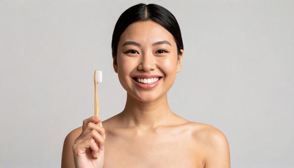 歯磨きする女性 歯磨きする女性の写真