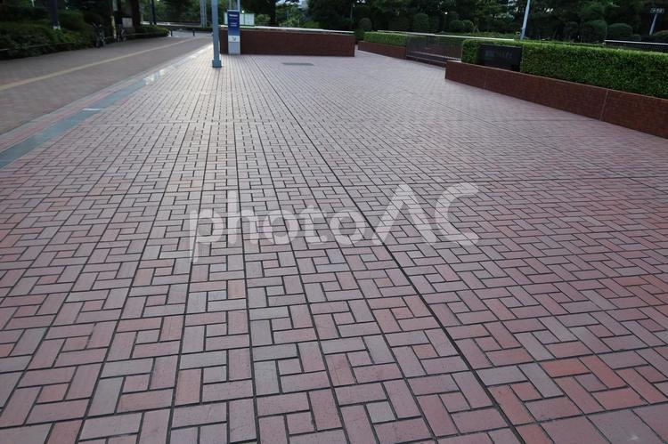 オフィス街のタイル地の歩道 タイル,歩道,オフィス街の写真素材
