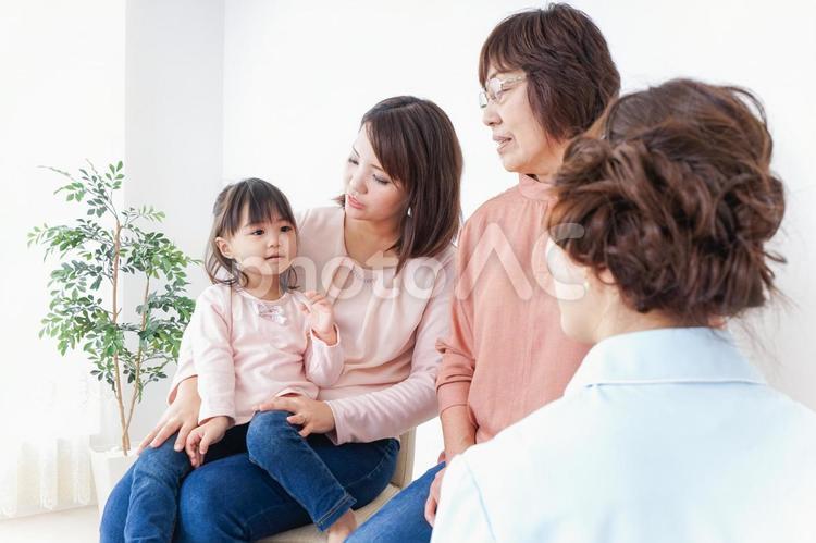 家族で検診を受ける子供 医師,祖母,シングルマザーの写真素材