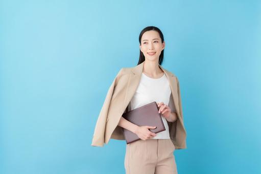 青バックの若いビジネスウーマン 青バックの若いビジネスウーマン ビジネス,女性,ビジネスウーマンの写真素材