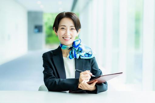 案内する受付の女性 案内する受付の女性 笑顔,コンサルタント,受付の写真素材