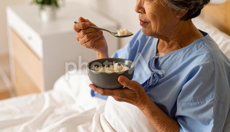 端座位で食事をするシニア女性の患者 患者,端座位,病人食の写真素材