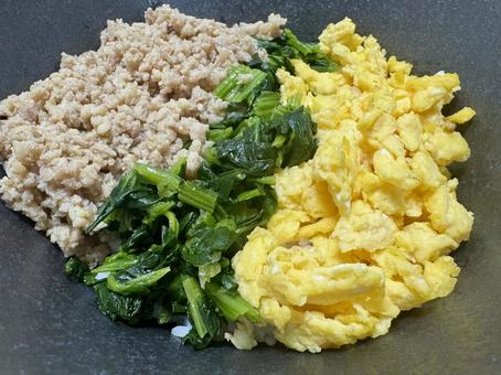 Photo, dinner, three-color bowl, chicken sorobo, 