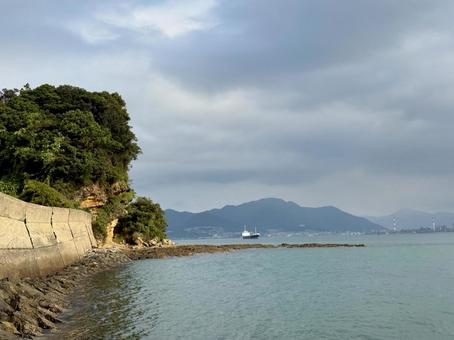 山口県彦島 竹ノ子島の磯辺 山口県彦島 竹ノ子島の磯辺 瀬戸内海,関門海峡,雲の写真素材