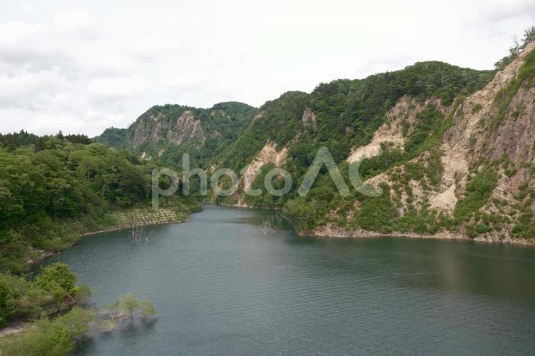 胆沢ダム　奥州湖の春の新緑の風景 胆沢ダム,奥州湖,湖の写真素材