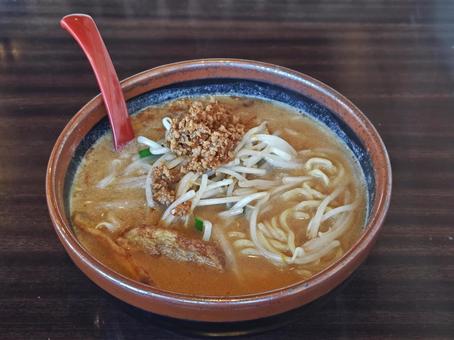 ラーメン屋さんの味噌ラーメンとレンゲ ラーメン屋さんの味噌ラーメンとレンゲの写真