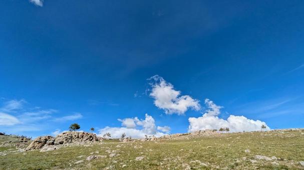 夏のモンゴルの丘を見上げる 見上げる,天上,モンゴルの写真素材