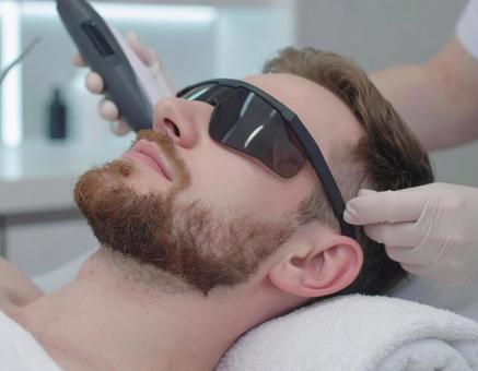 エステで施術を受ける男性 エステで施術を受ける男性の写真