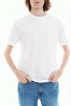 両手をポケットに入れ立つ人の手 両手をポケットに入れ立つ人の手の写真
