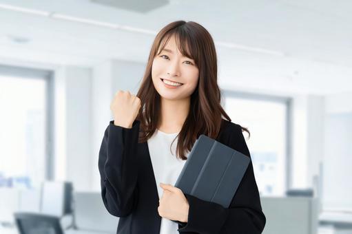 ガッツポーズをする女性・ビジネスウーマン 女性,ガッツポーズ,笑顔の写真素材