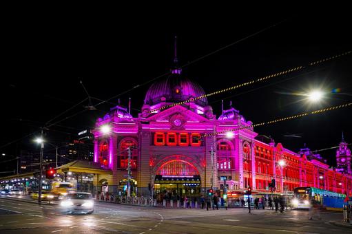 駅舎のステンドグラス窓 フリンダース駅,メルボルン,オーストラリアの写真素材