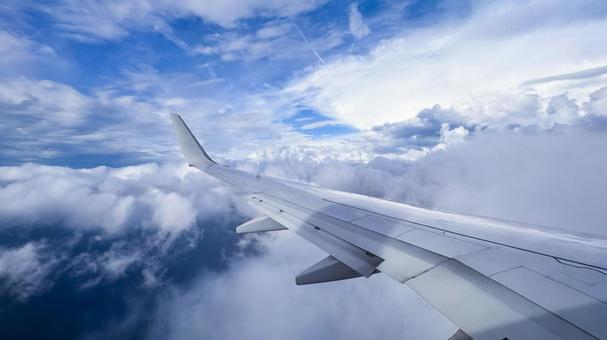 飛行機の上から見た空の景色 飛行機の上から見た空の景色の写真