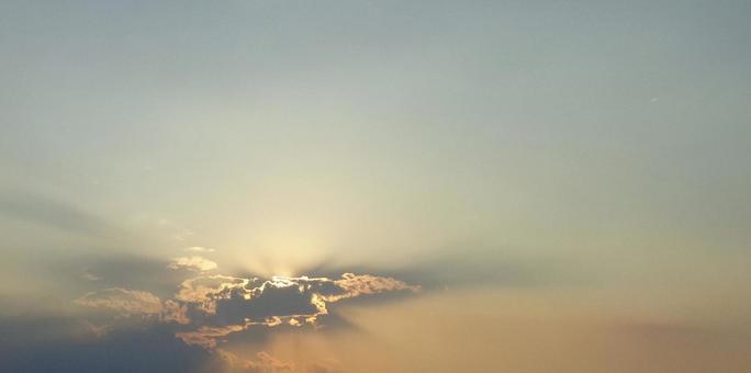 雲に隠れた夕日 雲に隠れた夕日の写真