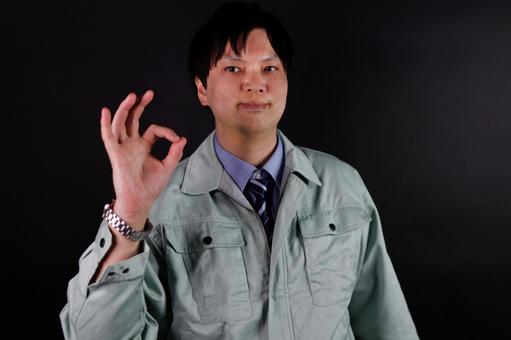 作業着の男性のOKサイン 作業着の男性のOKサイン 男性,作業着,作業服の写真素材