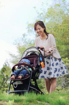 Walking mother while taking a child, a smile, summer, female, JPG