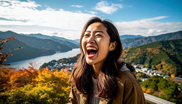 口を大きく開けて笑う女性 口を大きく開けて笑う女性の写真