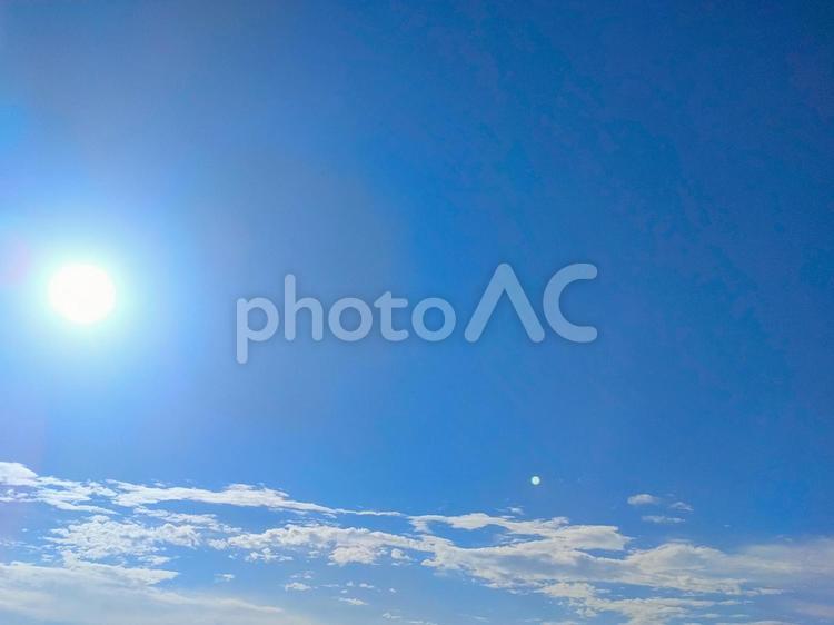 青空と雲と日差し 青空,晴天,晴れの写真素材