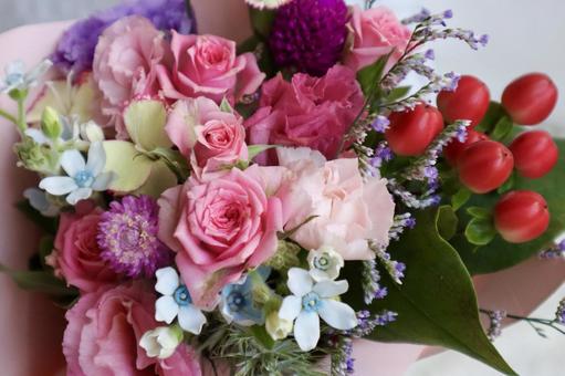 かわいいナチュラルなブーケ 薔薇と赤い実 かわいいナチュラルなブーケ 薔薇と赤い実 秋,花束,花の写真素材