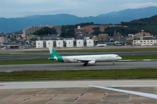 穏やかな秋の一日　福岡空港の景色 飛行機,航空機,旅客機の写真素材