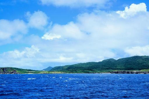 沖縄・海上から見る与那国島 沖縄・海上から見る与那国島 与那国島,空,雲の写真素材