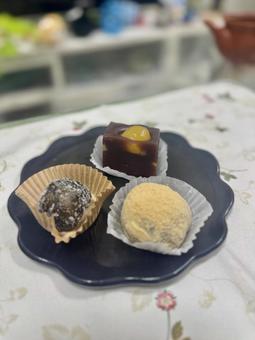 羊羹とわらび餅と水戸の梅 羊羹,わらび餅,水戸の梅の写真素材