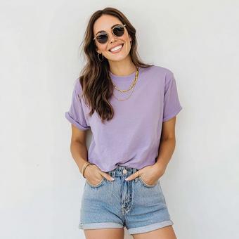 サングラスとTシャツを着た笑顔の女性 サングラスとTシャツを着た笑顔の女性の写真