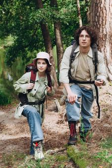 見上げて上る2人 男女,外国人,登山の写真素材