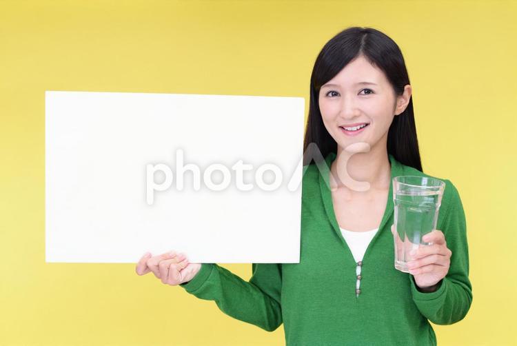 お水の入ったグラスを持つ笑顔の女性 女性,女,笑顔の写真素材