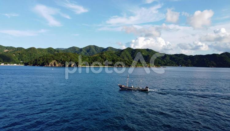 夏の青い海に浮かぶ船と青空 夏,青い海,木製の船の写真素材