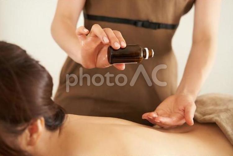 エステサロンでマッサージオイルを垂らすエステティシャン No 写真素材なら 写真ac 無料 フリー ダウンロードok