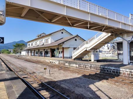 JR関西本線「関駅」ホームから眺める駅舎 関駅,関西本線,駅舎の写真素材