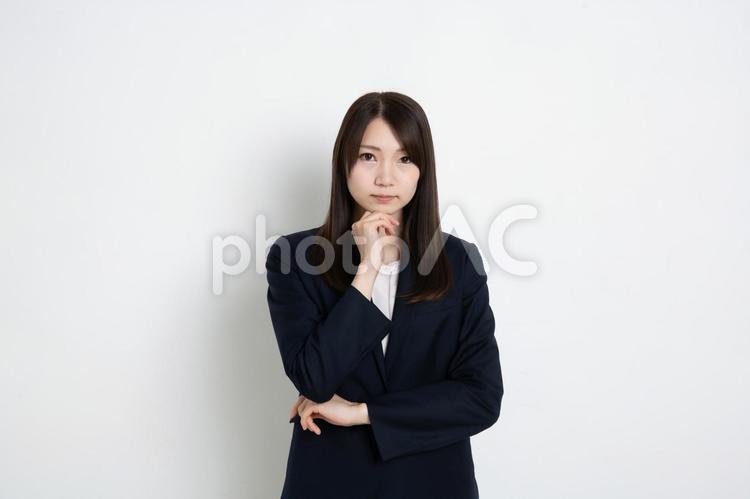 アゴに手をあて悩んでいるビジネスウーマン ビジネス,女性,スーツの写真素材