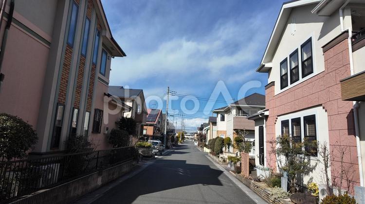 奥まで道路が続く住宅街 住宅,空,快晴の写真素材
