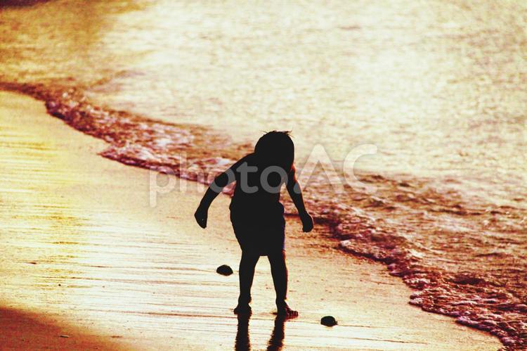 アメリカ　グアム島　タモン湾　夕暮れのビｰチ　シルエット グアム島,感染症対策,休暇の写真素材