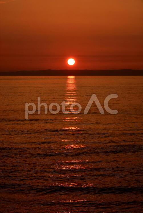 佐渡ヶ島に沈む夕日 夕日,日本海,夕焼けの写真素材