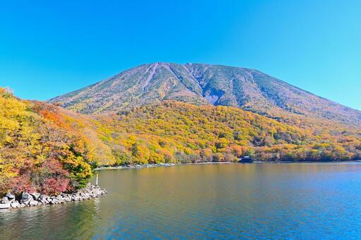 奥日光の紅葉（中禅寺湖、男体山） 紅葉,秋,風景の写真素材